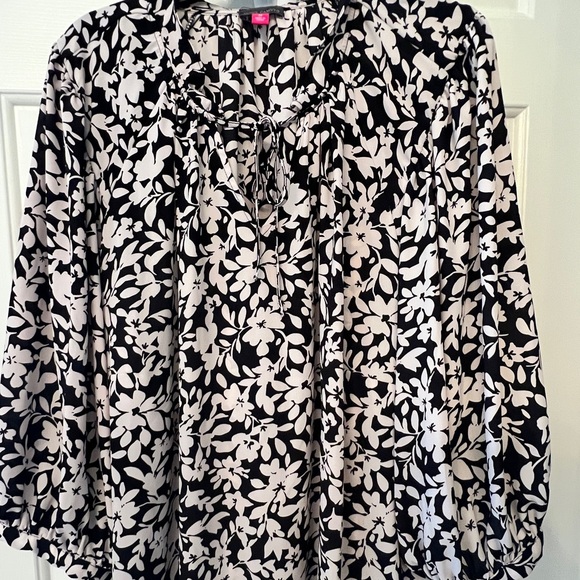 Vince Camuto Plus Size Printed 3/4 Sleeve Peasant Top - Picture 2 of 2